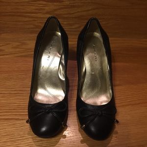 Tahari black leather pumps